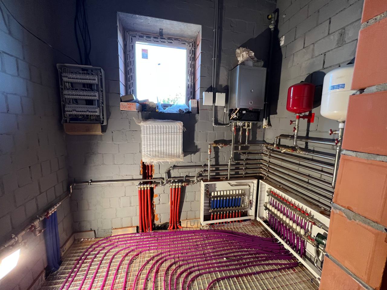 Тёплые полы, подключённые к распределительному коллектору в смонтированной котельной